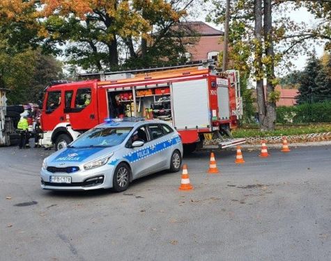 Wóz strażacki i policyjny.