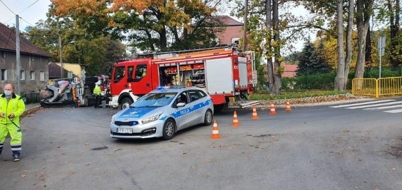 Wóz strażacki i policyjny.