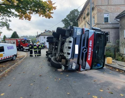 Przewrócona betoniarka i służby mundurowe.