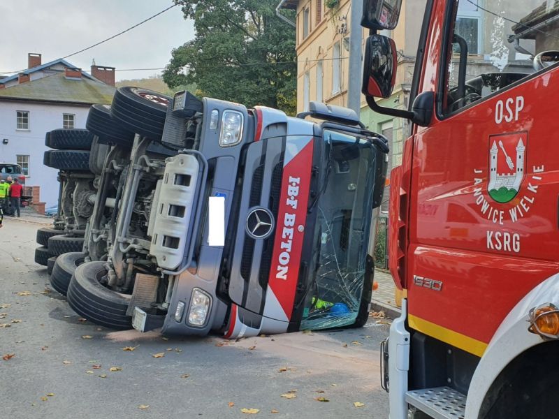 Przewrócona betoniarka i wóz OSP Janowice Wielkie.