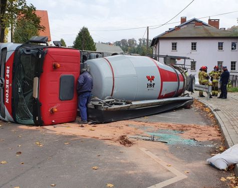 Przewrócona betoniarka.