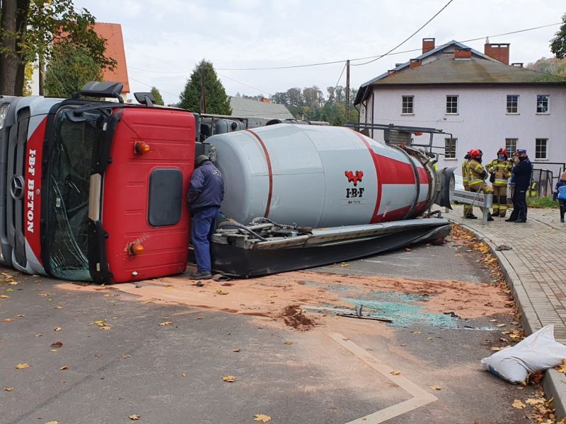 Przewrócona betoniarka.