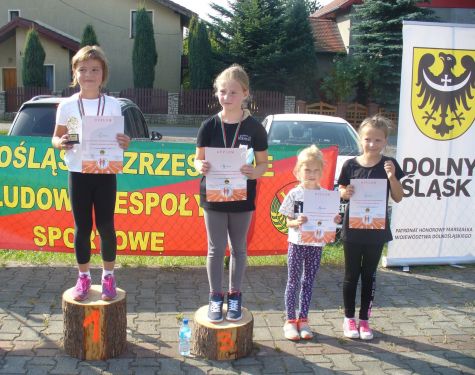 Dekoracja medalowa dziewczynek.