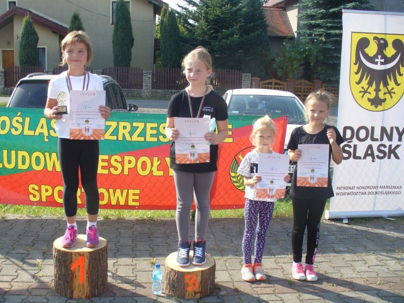 Dekoracja medalowa dziewczynek.