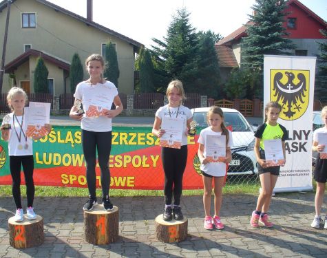 Dekoracja medalowa dziewczynek.