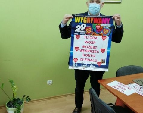 Dyrektor szkoły z plakatem