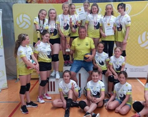 Siatkarki z trenerem na podium Siatkarki z trenerem na podium