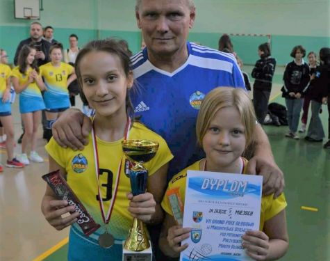 Czwartoklasistki z trenerem Czwartoklasistki z trenerem
