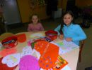 Dzieci podczas wykonywania prac artystycznych